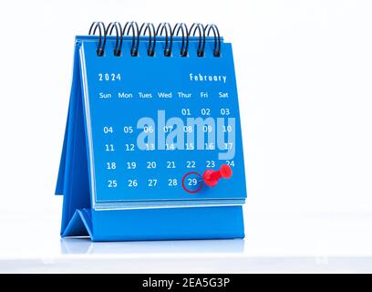 Ein blauer Kalender am 29. Februar 2024 auf einem Schaltjahr oder Schalttag auf weißem Hintergrund. Stockfoto