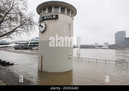 Köln, Deutschland. Februar 2021, 07th. Ein Wasserstaumesser ist als überflutet dargestellt. Starke Regenfälle und schmelzender Schnee haben in Deutschland Überschwemmungen und Erdrutsche verursacht. Der Wasserstand der wichtigsten Flüsse hat seinen höchsten Stand erreicht. Kredit: SOPA Images Limited/Alamy Live Nachrichten Stockfoto