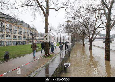 Köln, Deutschland. Februar 2021, 07th. Die Menschen wandern entlang der überfluteten Rheinufer. Starke Regenfälle und schmelzender Schnee haben in Deutschland Überschwemmungen und Erdrutsche verursacht. Der Wasserstand der wichtigsten Flüsse hat seinen höchsten Stand erreicht. Kredit: SOPA Images Limited/Alamy Live Nachrichten Stockfoto