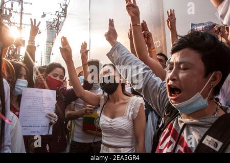 Bangkok, Thailand. Februar 2021, 07th. Während der Demonstration grüßen die Demonstranten mit drei Fingern.Myanmar Demonstranten versammeln sich vor dem Gebäude der Vereinten Nationen (UN) in Bangkok gegen die Machtbesetzung des myanmarischen Militärs durch eine demokratisch gewählte zivile Regierung und verhafteten deren Anführer Aung San Suu Kyi. Kredit: SOPA Images Limited/Alamy Live Nachrichten Stockfoto