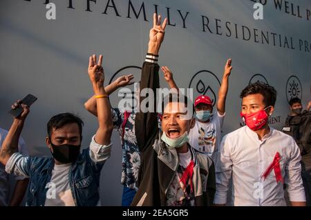 Bangkok, Thailand. Februar 2021, 07th. Während der Demonstration grüßen die Demonstranten mit drei Fingern und rufen Slogans an.Myanmar Demonstranten versammeln sich vor dem Gebäude der Vereinten Nationen (UN) in Bangkok gegen die Machtbesetzung durch eine demokratisch gewählte Zivilregierung durch das Militär in Myanmar und verhafteten dessen Führerin Aung San Suu Kyi. Kredit: SOPA Images Limited/Alamy Live Nachrichten Stockfoto