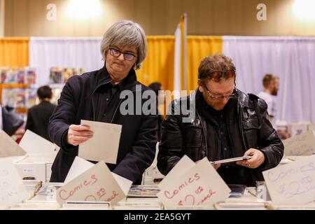 Zwei Männer mittleren Alters stöbern Comics zum Verkauf.Toronto comicon ist ein jährliches Comic-und Popkultur-Convention im Metro Toronto Convention Center statt. Stockfoto