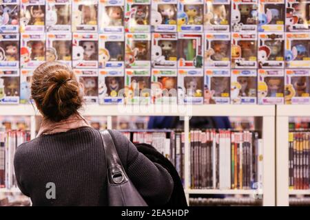 Toronto, Ontario, Kanada. März 2017, 17th. Ein Mann steht vor den Regalen mit DVDs und Bücher zum Verkauf.Toronto comicon ist eine jährliche Comic-und Popkultur-Convention im Metro Toronto Convention Center statt. Quelle: Shawn Goldberg/SOPA Images/ZUMA Wire/Alamy Live News Stockfoto