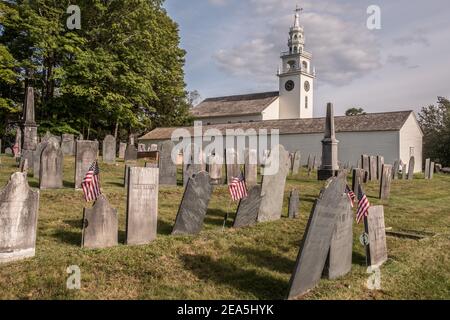 Das Jaffrey Meetinghouse in Jaffrey, New Hampshire, neben dem Old Burying Ground Stockfoto