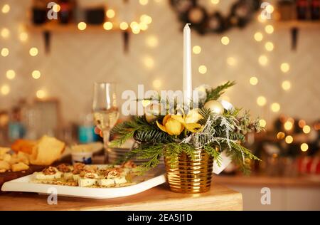 Candle-Light-Dinner-Tisch für Paare mit schönem Licht Stockfoto