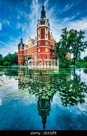 Große Wolken über Schloss Pückler in Bad Muskau, Wasserspiegelungen, deutschland Stockfoto