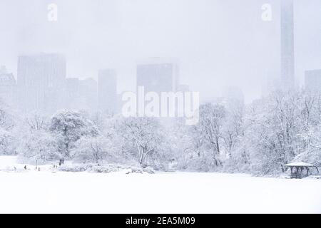 Blick über einen gefrorenen See im Central Park während einer Nor'easter. Stockfoto