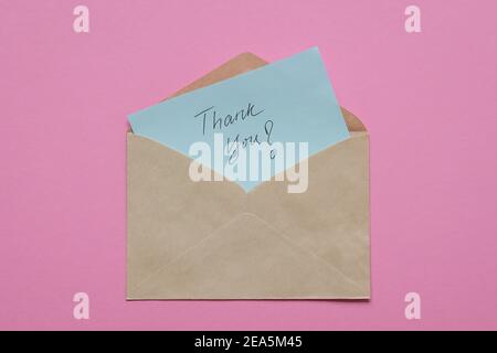 Dankeskarte oder Notiz, handgeschrieben in braunem Umschlag. Stockfoto