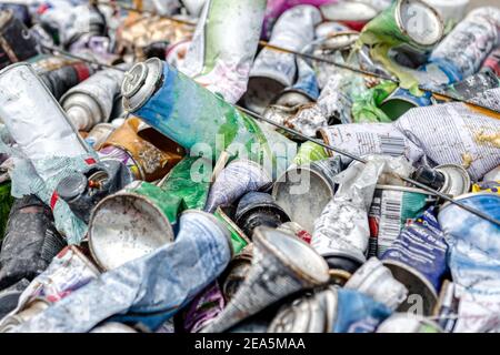 Gepresste Aerosoldosen, Abfallrecycling Stockfoto