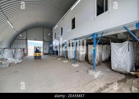 Platz für die manuelle Abfallsortierung. Abfallrecyclinganlage Stockfoto