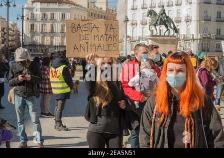 Madrid, Spanien. Februar 2021, 07th. Demonstration vor dem Kongress der Abgeordneten durch Plataforma NAC. „No a la caza“ (kein Jagen) Er kämpft gegen die Jagd in all ihren Formen und hat das unmittelbare Ziel, die Jagd mit Windhunden und anderen Rassen zu beenden. (Foto von Alberto Sibaja/Pacific Press) Quelle: Pacific Press Media Production Corp./Alamy Live News Stockfoto