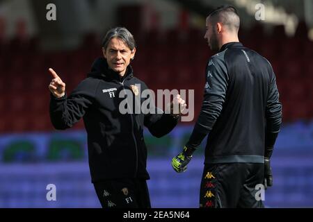 Benevento, Italien. Februar 2021, 07th. Trainer Filippo Inzaghi vor der Serie EIN Spiel zwischen Benevento Calcio und UC Sampdoria im Stadio Comunale Ciro Vigorito am 07. Februar 2021 in Benevento, Italien. (Foto von Giuseppe Fama/Pacific Press) Quelle: Pacific Press Media Production Corp./Alamy Live News Stockfoto