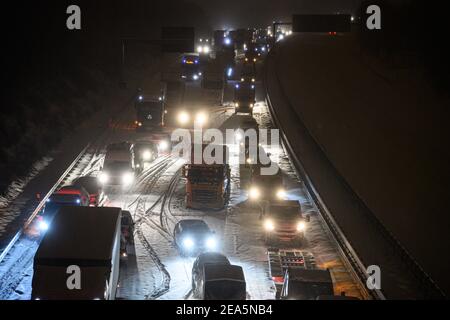 Dresden, Deutschland. Februar 2021, 08th. Auf der verschneiten Autobahn 4 bei Dresden stecken Autos und Lastwagen im Stau im frühen Morgenschnee fest. Quelle: Robert Michael/dpa-Zentralbild/dpa/Alamy Live News Stockfoto