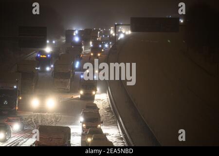 Dresden, Deutschland. Februar 2021, 08th. Auf der verschneiten Autobahn 4 bei Dresden stecken Autos und Lastwagen im Stau im frühen Morgenschnee fest. Quelle: Robert Michael/dpa-Zentralbild/dpa/Alamy Live News Stockfoto