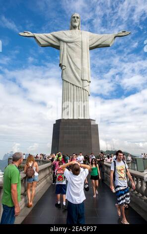 Die Statue von Christus dem Erlöser in Rio de Janeiro in Brasilien. Die Statue, die 30 Meter hoch ist, sitzt auf dem Berg Corcovado. Stockfoto