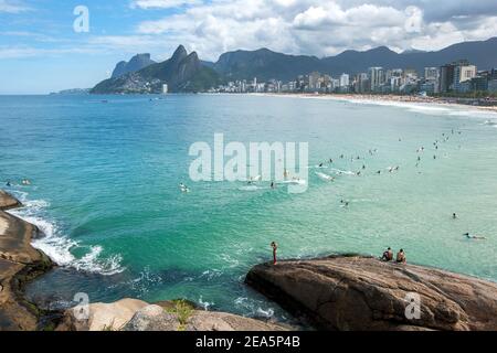 Eine Reihe von Surfern warten auf eine Welle im Atlantischen Ozean vor Ipanema Beach in Rio de Janeiro in Brasilien. Stockfoto