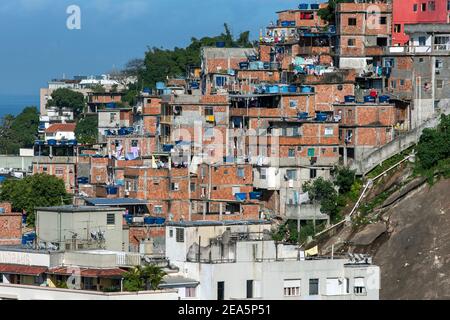 Ein Teil von Häusern auf einem Hügel in der Santa Marta Favela in Rio de Janeiro in Brasilien. Stockfoto