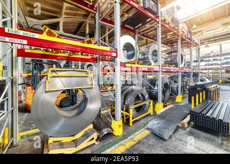 Werkseitig vorgestelltes Kabel. Drahtspulen liegen auf mehrstufigen Racks. Stockfoto