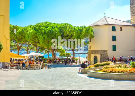 Einen sonnigen Tag an der ligurischen Küste als Touristen genießen Cafés und Entspannung auf der Piazza Bastreri im Küstenort Lerici, Italien Stockfoto