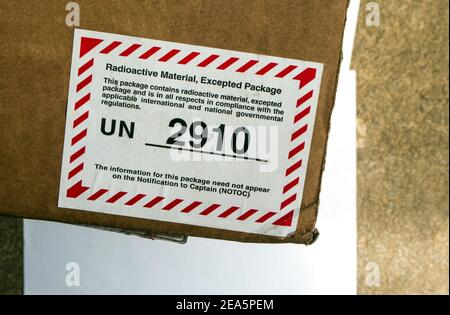 Das UN-Nummernschild für radioaktives Material, ausgenommenes Paket Stockfoto