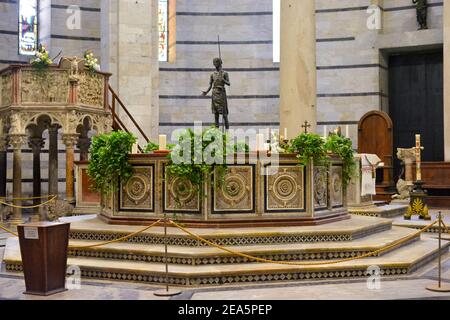 Die romanische Innenraum Kanzel der Pisa Baptisterty des Hl. Johannes auf dem Platz der Wunder in Pisa, Italien Stockfoto