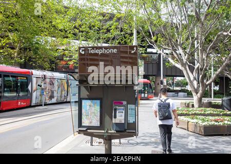 Traditionelle Telstra öffentliche Telefonzelle Payphone mit Festnetz-Technologie, Sydney Stadt Centre, NSW, Australien Stockfoto