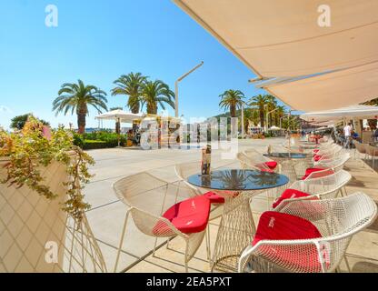 Blick von einem direkt am Wasser gelegenen Terrassencafé entlang der Riva Promenade der Adria in der Altstadt von Diokletian's Palace in Split Kroatien. Stockfoto