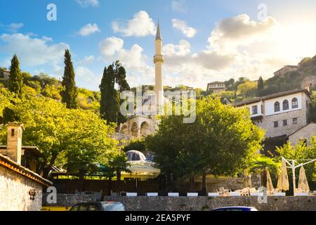 Eine alte Moschee und Minarett Webstühle über einen schmalen Stein Hang der Weg in die mittelalterliche Stadt Pocitelj Annandale in Bosnien und Herzegowina Stockfoto