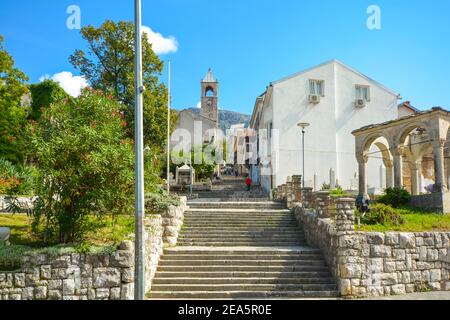 Eine lange Treppe mit vielen Stufen führt an einem Friedhof vorbei, der zu einer mittelalterlichen Kirche in der Altstadt von Mostar, Bosnien und Herzegowina führt Stockfoto