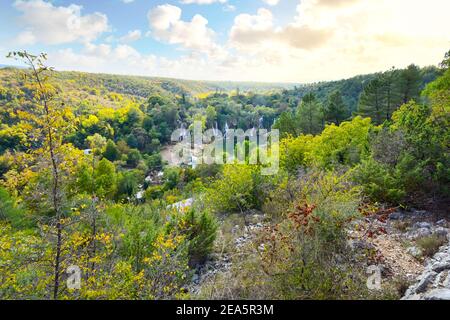 Blick von einem Hügel hinunter über die Kravica Wasserfälle auf dem Fluss Trabizat im karstigen Kernland von Bosnien und Herzegowina. Stockfoto