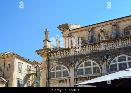 Eine bunte Himmel hebt Statuen auf dem Dach der Dubrovnik Kathedrale Mariä Himmelfahrt Kathedrale in Dubrovnik Kroatien Stockfoto