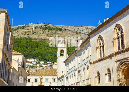 Altstadt von Dubrovnik, Kroatien an einem sonnigen Tag mit der Stadt Glocke Glockenturm und den Dubrovnik Seilbahn und den Berg Srd hinter Stockfoto