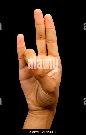 Handschuss, der Agni Yoga oder Surya Mudra macht, oder Geste der Feuermudra isoliert auf schwarzem Hintergrund. Stockfoto
