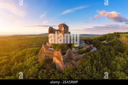 Holloko Schloss in Ungarn. Diese historische mittelalterliche Burgruine befindet sich in den Hügeln von Cserhat. Ein Teil des UNESCO-Weltkulturerbes. Berühmte Touristenattraktionen Stockfoto