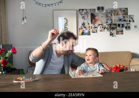 TÄGLICHES LEBEN TÄGLICHE FAMILIENZEIT Stockfoto