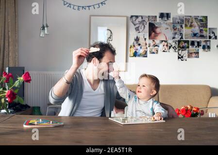 TÄGLICHES LEBEN TÄGLICHE FAMILIENZEIT Stockfoto