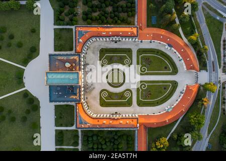 Der Esterhazy Palast in der Nähe von Sopron in Fertod, Hunary. Berühmter historischer Palast mit schönem Garten und großem Wald. Ungarisches historisches Erbe. Stockfoto