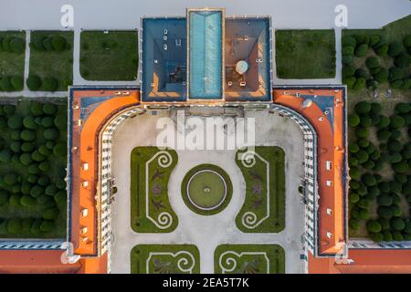 Der Esterhazy Palast in der Nähe von Sopron in Fertod, Hunary. Berühmter historischer Palast mit schönem Garten und großem Wald. Ungarisches historisches Erbe. Stockfoto