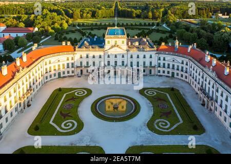 Der Esterhazy Palast in der Nähe von Sopron in Fertod, Hunary. Berühmter historischer Palast mit schönem Garten und großem Wald. Ungarisches historisches Erbe. Stockfoto