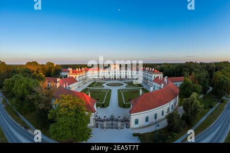 Der Esterhazy Palast in der Nähe von Sopron in Fertod, Hunary. Berühmter historischer Palast mit schönem Garten und großem Wald. Ungarisches historisches Erbe. Stockfoto