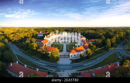 Der Esterhazy Palast in der Nähe von Sopron in Fertod, Hunary. Berühmter historischer Palast mit schönem Garten und großem Wald. Ungarisches historisches Erbe. Stockfoto