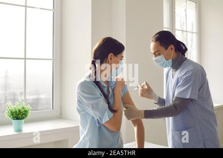 Junge Patienten, die während der saisonalen Impfkampagne einen antiviralen Impfstoff erhalten Stockfoto