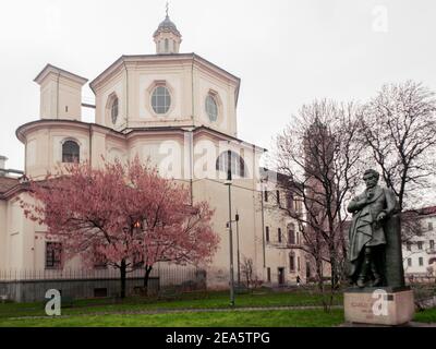 Statue des Dichters Carlo Porta im Stadtzentrum mit der Kirche San Bernardino alle Ossa im Hintergrund.Mailand, Lombardei, Italien. Stockfoto