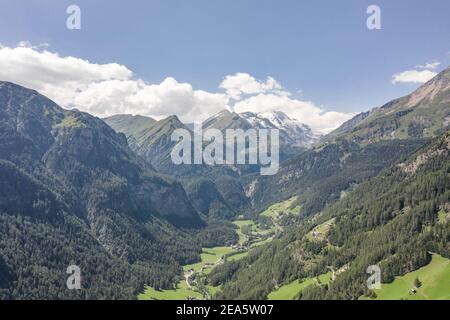 Luftdrohnenaufnahme des Dorfes Helligenblutt in mit Blick auf Großglockner Berg in Österreich Stockfoto