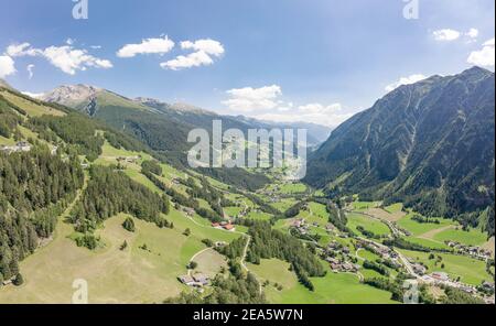 Luftdrohnenaufnahme des Dorfes Helligenblutt im Großglockner-Tal In Österreich Stockfoto