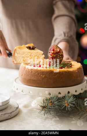 Der baskische Burnt Cheesecake ist das Alter Ego des klassischen New Yorker Cheesecake mit eindrückter Kekskruste. Dies ist der Cheesecake, der g will Stockfoto