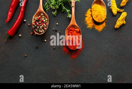 Verschiedene Gewürze Löffel am Steintisch. Draufsicht mit Textfreiraum Stockfoto