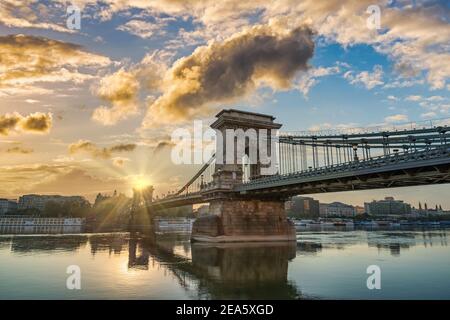 Budapest Ungarn, Skyline von Sonnenaufgang an der Donau mit Kettenbrücke und St.-Stephans-Basilika Stockfoto