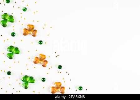 Shamrock Symbole aus grünem und orangefarbenem Glas Herzen auf Weißer Hintergrund Stockfoto