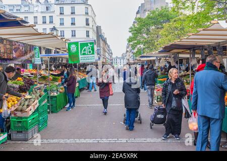 Paris, Frankreich - 4. Mai 2017: Menschen und Touristen kaufen auf dem Aligre Markt in Paris ein Stockfoto